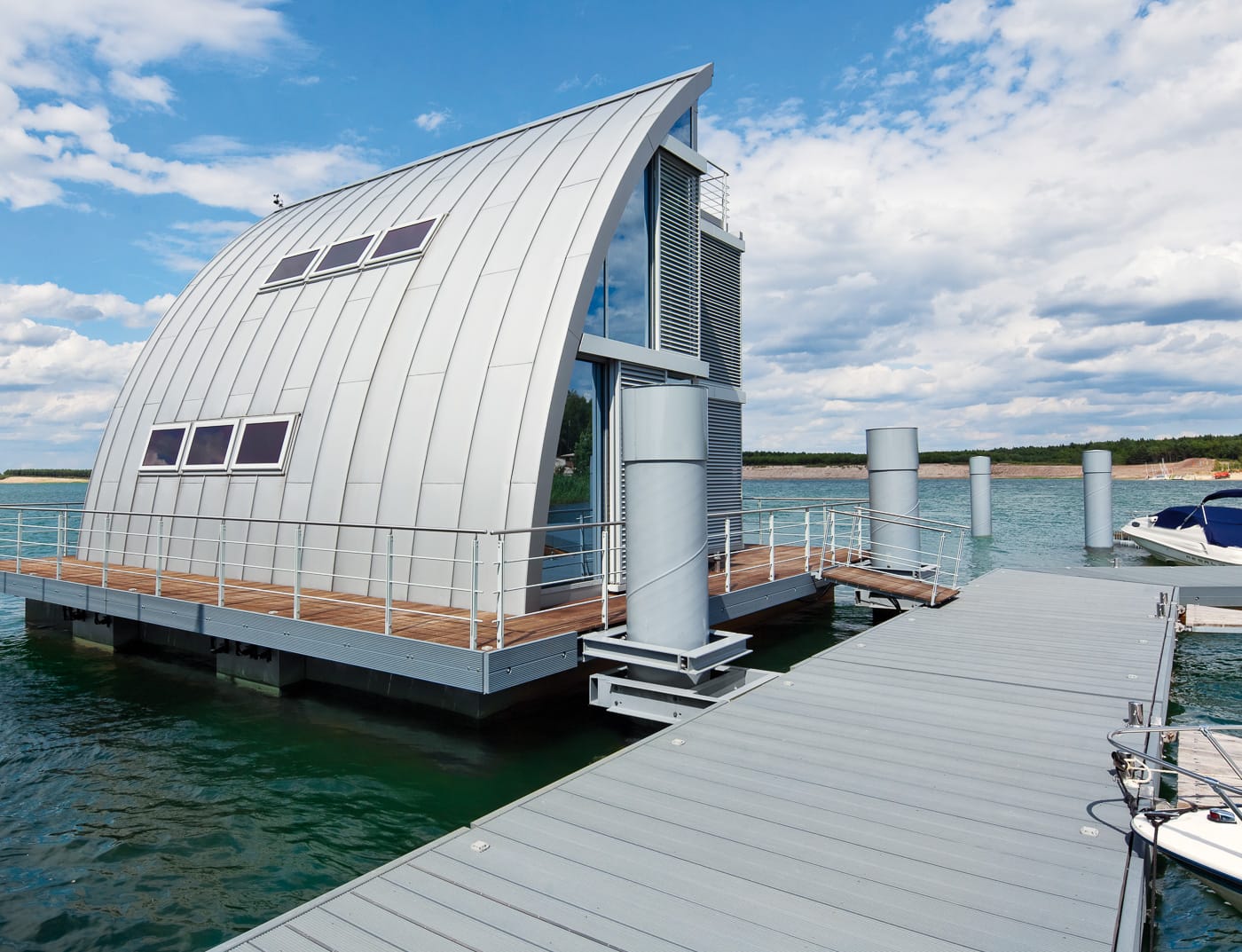 Referenčné objekty PREFA Fasádne systémy Fasádne systém Prefalz ® 12 strieborná metalíza